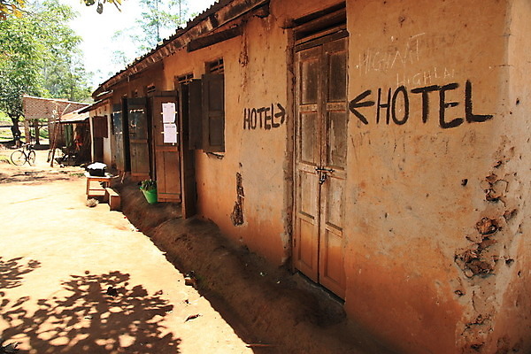 포토 JPG 해외이미지 캐릭터 전통 벽 건축양식 아프리카 호텔 날씨 벽돌 출입구 주택 사람없음 건물 목재 달리기 문 손상 골동품 시골 역사 클래식 떨어짐 가난 버리기 묘사 폐허 질감 복고 심플 그런지 기본 깨짐 옛날 우간다 해외202004 해외포토 나무 건축물 건축 나라 컨셉 재료 모션 숙소 파일형식 이미지허브