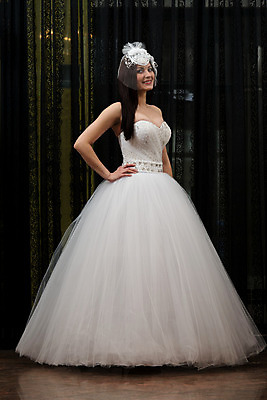 포토 JPG 해외이미지 백인 드레스 여자 행복 웨딩드레스 결혼 신혼부부 포옹 청소년 성공 실내 사랑 한명 서기 웃음 성인 자유 신혼여행 흰색 아내 우아함 열정 웅장함 해외202004 해외포토 서양인 1 부부 옷 감정 컬러 컨셉 안기 모션 표정 사람 이벤트 내부 신혼 파일형식 이미지허브