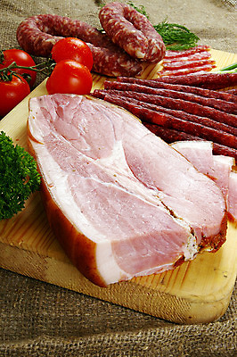 포토 JPG 해외이미지 음식 분홍색 조각 뼈 건조 샌드위치 육류 돼지고기 요리 사람없음 상점 주방 식사 저녁식사 소고기 추위 돼지 소시지 아침식사 먹이 가죽 자르기 하락 피부 햄 베이컨 섬유 훈제 살라미 해외202004 해외포토 컬러 컨셉 식재료 포유류 모션 신체부위 직물 가공식품 파일형식 이미지허브