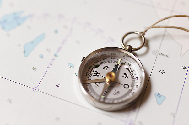 포토 JPG 해외이미지 바다 돋보기 항해 자 사람없음 물 나침반 방향 측정 북쪽 동쪽 네비게이션 계량기 남쪽 GPS 발트해 서쪽 오리엔테이션 해외202004 해외포토 자연요소 배_교통 문구용품 북유럽 파일형식 이미지허브