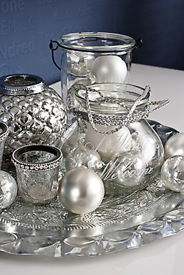 포토 JPG 해외이미지 접시 크리스마스장식 크리스마스 실내 사람없음 장식볼 은색 오브젝트 오너먼트 해외202004 해외포토 식기 기념일 컬러 내부 장식 파일형식 이미지허브