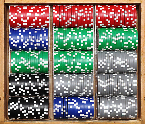 포토 JPG 해외이미지 백그라운드 컨셉 돈 사람없음 목재 빨간색 초록색 파란색 세트 상자 쌓기 검은색 회색 흰색 행운 도박 닫기 카지노 포커 곤봉 보유 잭팟 해외202004 해외포토 나무 스포츠용품 컬러 재료 모션 게임 트럼프 재산 파일형식 이미지허브