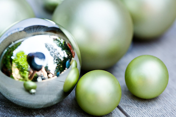 포토 JPG 해외이미지 크리스마스장식 크리스마스 실내 근접촬영 사람없음 아웃포커스 연두색 장식볼 오브젝트 오너먼트 나무배경 해외202004 해외포토 기념일 뷰포인트 백그라운드 촬영기법 내부 장식 초록색 파일형식 이미지허브