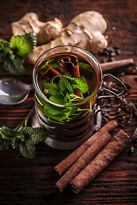 포토 JPG 해외이미지 음료 백그라운드 잎 유리 탁자 건강 사람없음 목재 컵 초록색 시골 신선 차 민트 허브 유기농 생강 시나몬 해외202004 해외포토 나무 식물 식기 웰빙 컬러 가구 채소 재료 재질 파일형식 이미지허브