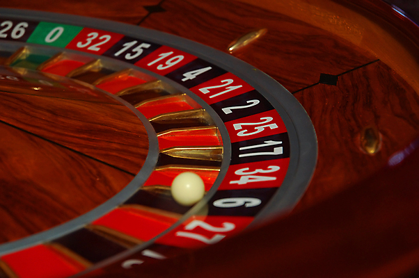 포토 JPG 해외이미지 포즈 돈 공 놀이 탁자 성공 사람없음 도전 게임 행운 재산 도박 위험 유혹 카지노 기회 노력 딜러 룰렛 말뚝 중독 습관 라스베가스 복권 승자 벤처기업 중독자 해외202004 해외포토 가구 컨셉 비즈니스 금융 파일형식 이미지허브