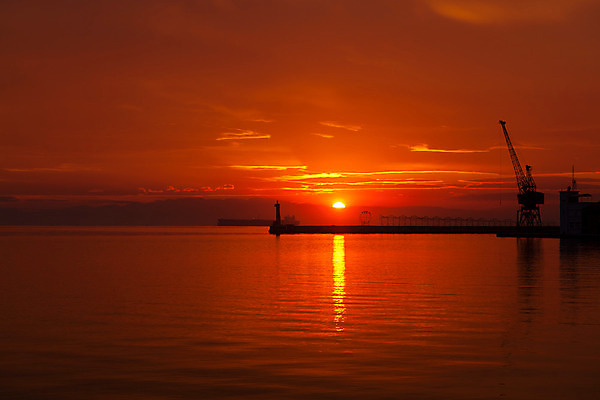 포토 JPG 해외이미지 구름 계절 실루엣 유럽 파도 바다 여행 백그라운드 오렌지 자연 하늘 추상 풍경 사람없음 야외 빨간색 물 빛 컬러풀 햇빛 태양 반사 일출 황혼 일몰 황금 야간 그리스 장면 수평선 해외202004 해외포토 자연요소 나라 컬러 무늬 과일 촬영기법 노을 생태계 파일형식 이미지허브