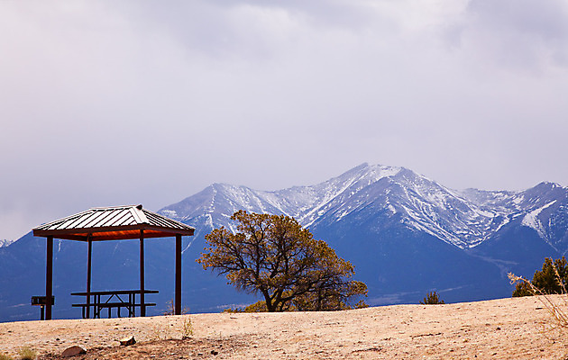 포토 JPG 해외이미지 나무 구름 공원 벤치 자연 하늘 휴식 산 파노라마 풍경 사람없음 야외 목재 계곡 침묵 시골 황무지 고독 숲 언덕 상록수 멀리 내추럴 해외202004 해외포토 자연요소 식물 공공시설 감정 컨셉 의자 재료 촬영기법 소리 생태계 파일형식 이미지허브