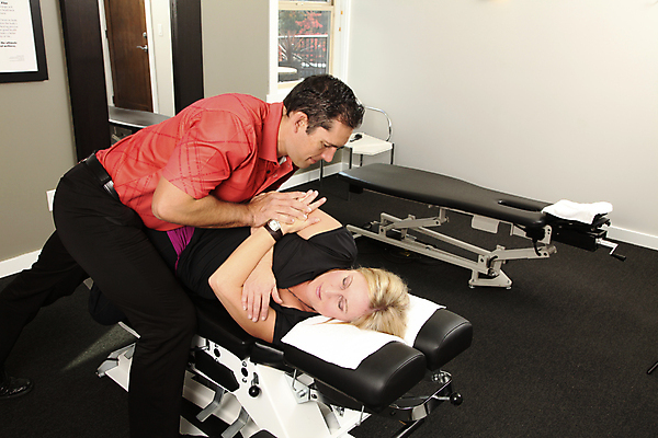 포토 JPG 해외이미지 백인 직업 여자 남자 2 벤치 뼈 건강 사람 성인 두명 치료 사무실 약 고통 시험 터치 환자 의사 흰색 지압 척추 방문 목 테라피 돌봄 압력 요통 조작 치유 해외202004 해외포토 서양인 교육 감정 컬러 의자 비즈니스 의학 모션 신체부위 뷰티 의료진 마사지 허리통증 파일형식 이미지허브