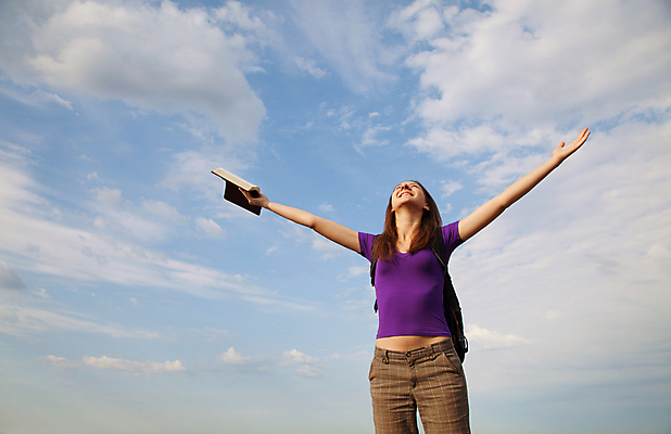 포토 JPG 해외이미지 구름 1 라이프스타일 여자 행복 감정 종교 무기 하늘 성공 관리 한명 사람 성인 책 여름 파란색 성경 희망 힘 침묵 기쁨 에너지 자유 기도 영혼 고독 오르기 긍정 천국 숭배 승자 신앙심 필승 카피스페이스 해외202004 영광군 해외포토 자연요소 계절 컬러 컨셉 종교용품 모션 생활 소리 공백 우승 전라남도 파일형식 이미지허브