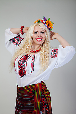 포토 JPG 해외이미지 백인 전통 옷 여자 행복 유럽 문화 얼굴 백그라운드 셔츠 목걸이 휴가 한명 미소 사람 여러명 성인 장식 빨간색 치마 유행 화환 흰색 우아함 자수 고립 민화 우크라이나 전국 스타일 해외202004 해외포토 서양인 1 꽃 감정 나라 컬러 다수 컨셉 상의 장신구 하의 표정 신체부위 그림 파일형식 이미지허브