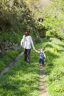 포토 JPG 해외이미지 백인 라이프스타일 손 여자 딸 길 어린이 가족 관계 자국 자연 엄마 휴가 산 갈색머리 함께함 사람 성인 두명 초록색 파란색 걷기 침묵 산책 기쁨 아기 잡기 떨어짐 숲 오솔길 걸음마 선로 카피스페이스 해외202004 해외포토 서양인 헤어스타일 감정 컬러 컨셉 모션 휴식 생활 신체부위 소리 공백 생태계 파일형식 이미지허브