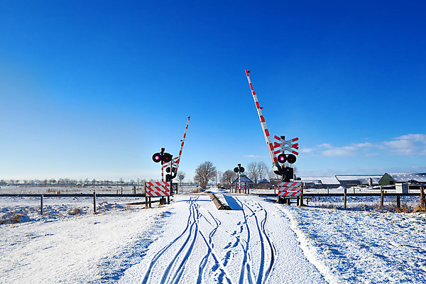 포토 JPG 해외이미지 도로 길 여행 십자가 겨울 밭 자연 하늘 풍경 사람없음 야외 빨간색 파란색 빛 햇빛 농장 농경지 맑음 추위 흰색 시골 램프 방향 네덜란드 대문 건너기 방법 주목 눈내림 해외202004 해외포토 계절 유럽 컬러 농업 교통시설 모션 날씨 조명 눈_날씨 태양 문 생태계 파일형식 이미지허브