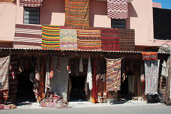 포토 JPG 해외이미지 전통 아시아 문화 벽 여행 패턴 아프리카 거리 주택 미술 동양인 사람없음 야외 장식 빨간색 컬러풀 세일 상점 카펫 시장 구매 이슬람교 공예 기념품 소매 모로코 수공예 메디나 아라베스크 아랍어 핸드메이드 해외202004 해외포토 나라 종교 컬러 무늬 문화예술 인종 취미 건물 쇼핑 오브젝트 파일형식 이미지허브