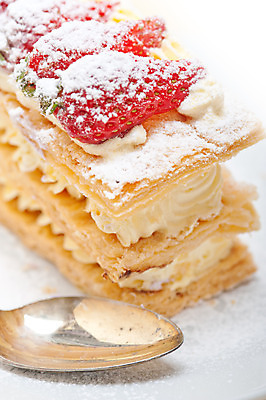 포토 JPG 해외이미지 딸기 디저트 실내 근접촬영 사람없음 숟가락 해외202004 밀푀유 해외포토 음식 뷰포인트 과일 수저 내부 파일형식 이미지허브