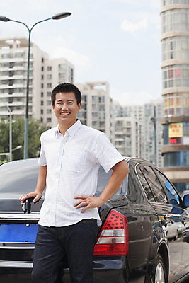 포토 JPG 해외이미지 라이프스타일 응시 여행 셔츠 교통시설 자동차 짧은머리 건강 한명 서기 야외 세로 30대 컬러풀 검은색 기댐 중국 자유 흰색 청바지 베이징 해외202004 해외포토 1 헤어스타일 시선 아시아 육상교통 컬러 교통 컨셉 상의 바지 모션 사람 생활 장년 시설 파일형식 이미지허브