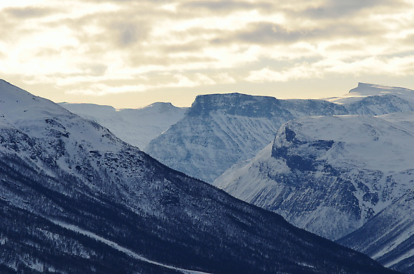 포토 JPG 해외이미지 구름 계절 유럽 겨울 자연 하늘 날씨 산 파노라마 노르웨이 풍경 사람없음 야외 파란색 컬러풀 환경 냉동 얼음 침묵 추위 흰색 원형 황무지 정상 북극 2014년 장면 북쪽 내추럴 북극해 웅장함 절정 눈내림 해외202004 해외포토 자연요소 도형 나라 바다 컬러 눈_날씨 촬영기법 소리 연도 극지방 방향 생태계 파일형식 이미지허브