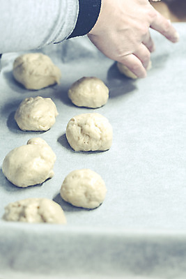 포토 JPG 해외이미지 전통 손 종이 할머니 이동 다이어트 공 모션 주택 그림자 요리 사람없음 주방 침묵 신선 사발 변화 닫기 도넛 굽기 향수 준비 서식 아로마 롤 과거 밀가루 버터 성분 분류 어려움 이스트 페스츄리 해외202004 해외포토 여자 노년 빵 컨셉 디저트 건강 건물 신체부위 소리 화장품 사기그릇 가루 구이 파일형식 이미지허브