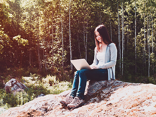 포토 JPG 해외이미지 학생 계절 여자 교육 행복 인터넷 비즈니스 자연 휴가 사람 앉기 풍경 사람없음 야외 초록색 노트북 컴퓨터 햇빛 일몰 하이킹 가을 업무 작업 정상 숲 발굴 온라인 블로거 프리랜서 해외202004 해외포토 직업 감정 컬러 모션 레저 전자제품 태양 노을 생태계 파일형식 이미지허브