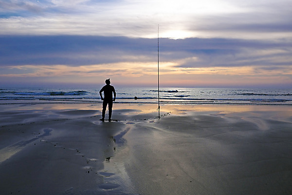 포토 JPG 해외이미지 남자 모래 파도 바다 자연 낚시 어류 사람없음 야외 물 황혼 일몰 새벽 수상스포츠 낚시꾼 대서양 해외202004 해외포토 자연요소 스포츠 레저 사람 노을 수중동물 생태계 파일형식 이미지허브