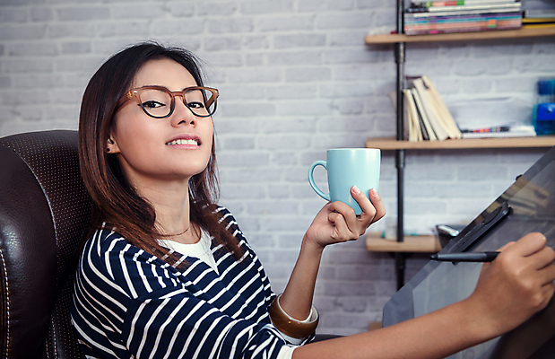 포토 JPG 해외이미지 모델 직업 손 디자인 응시 여자 아시아 안경 커피 컨셉 인터넷 모션 직장 미술 한명 그래픽 컵 사무실 연필 펜 장비 업무 그리기 디자이너 스케치 사진사 무선전화기 책상 그림 전자 쇼 의심 추적 온라인강의 힙스터 해외202004 해외포토 1 식기 시선 잡화 패션 감정 나라 음료 가구 회사 비즈니스 문화예술 학용품 사람 신체부위 필기구 작업 강의 작가 전화기 파일형식 언택트 이미지허브