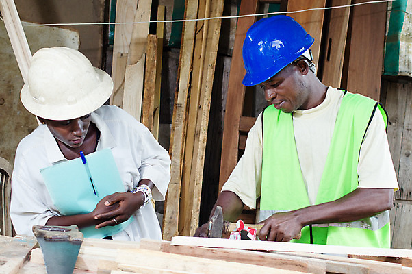 포토 JPG 해외이미지 직업 학생 응시 아프리카 사람 성인 두명 작업실 망치 목수 견습생 해외202004 해외포토 시선 나라 공구 파일형식 이미지허브