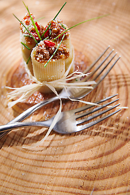 포토 JPG 해외이미지 리본 포크 실내 사람없음 이탈리아음식 묶기 나무배경 해외202004 카넬로니 해외포토 식기 백그라운드 모션 파스타 서양음식 내부 파일형식 이미지허브