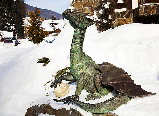 포토 JPG 해외이미지 동물 공 파충류 놀이 생물 사람없음 조각상 축구 용 심볼 공상 마법 몬스터 민화 전설 해외202004 해외포토 조형물 구기 그림 파일형식 이미지허브