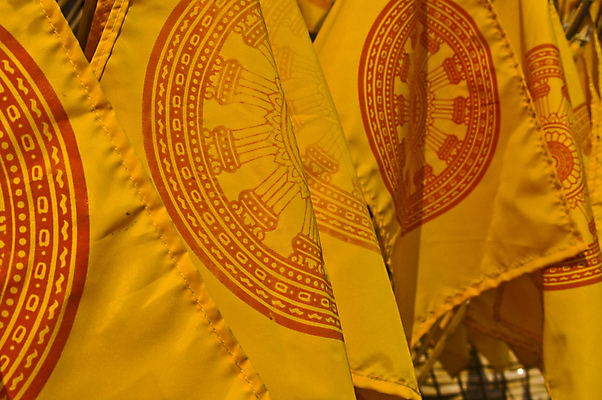 포토 JPG 해외이미지 아시아 종교 문화 여행 불교 태국 미술 동양인 사람없음 장식 노란색 깃발 심볼 사인 동쪽 해외202004 해외포토 나라 컬러 문화예술 인종 방향 파일형식 이미지허브