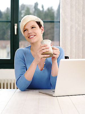 포토 JPG 해외이미지 백인 1 학생 라이프스타일 응시 여자 행복 안경 얼굴 비즈니스 성공 노동자 짧은머리 한명 사람 앉기 성인 노트북 빛 컴퓨터 금발 사무실 공책 기쁨 흰색 신선 작업 비즈니스우먼 자신감 내추럴 해외202004 해외포토 서양인 직업 헤어스타일 시선 잡화 감정 컬러 컨셉 모션 문구용품 생활 신체부위 전자제품 직장인 파일형식 이미지허브