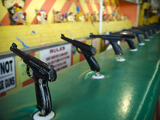 포토 JPG 해외이미지 전통 공원 놀이 사람없음 초록색 컬러풀 검은색 축제 권총 총 광대 게임 원형 목표 발사 조준 규칙 공평 총포 해외202004 해외포토 도형 공공시설 무기 컬러 컨셉 파일형식 이미지허브