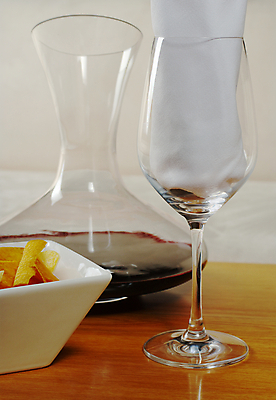 포토 JPG 해외이미지 접시 음료 음식 와인잔 유리 탁자 표면 사람없음 목재 빨간색 세로 노란색 식당 와인 흰색 직물 바 사발 냅킨 해외202004 해외포토 나무 식기 컬러 가구 술잔 재료 재질 주류 상점 사기그릇 파일형식 이미지허브