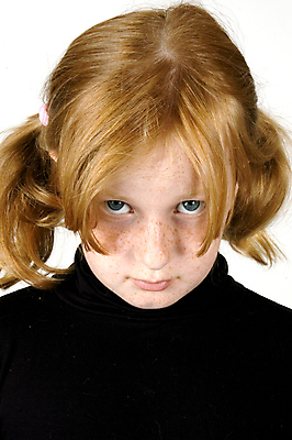 포토 JPG 해외이미지 어린이 분홍색 한명 앉기 청춘 검은색 흰색 주근깨 고립 해외202004 해외포토 1 컬러 컨셉 모션 사람 점 파일형식 이미지허브