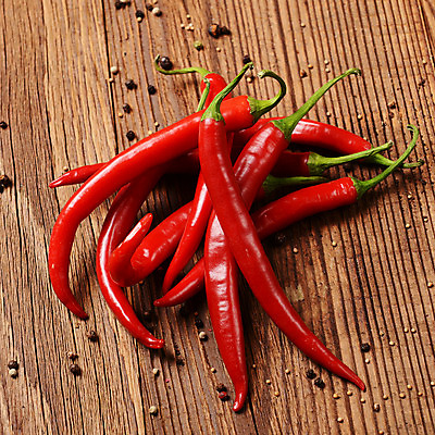 포토 JPG 해외이미지 음식 백그라운드 채소 재료 자연 고추 건강 요리 사람없음 목재 빨간색 초록색 우주 신선 뜨거움 그룹 맛 향신료 유기농 매움 날것 향기 후추 연소 숙성 채식주의자 해외202004 해외포토 나무 웰빙 컬러 컨셉 생태계 채식 냄새 향미료 파일형식 이미지허브