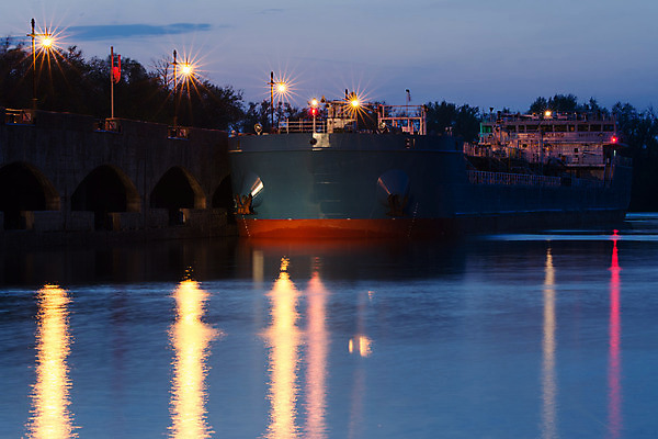 포토 JPG 해외이미지 구름 하늘 전등 풍경 사람없음 강 반사 항구 교수 황혼 일몰 야간 저녁 정박 아치 유조선 채널 해외202004 해외포토 자연요소 배_교통 교통시설 조명 노을 교사 파일형식 이미지허브