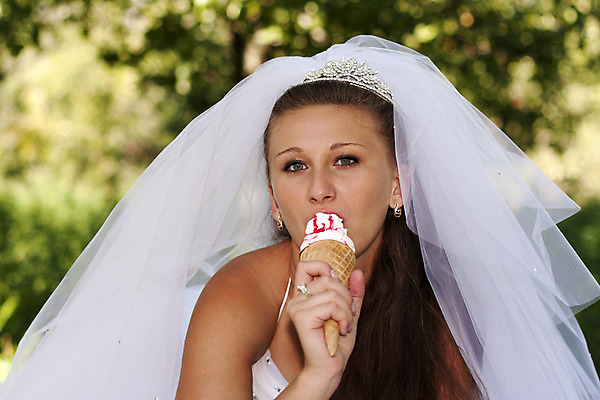 포토 JPG 해외이미지 드레스 행복 음식 과일 딸기 디저트 한명 미소 성인 가로 우주 냉동 얼음 추위 흰색 대접 가운 체리 달콤 맛 크림 원뿔 바닐라 해외202004 해외포토 자연요소 도형 1 옷 감정 컬러 컨셉 표정 사람 파일형식 이미지허브