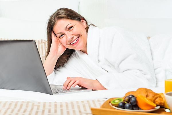 포토 JPG 해외이미지 백인 여자 음식 휴식 쟁반 실내 한명 미소 웃음 사람 상반신 성인 앞모습 옆모습 노트북 눕기 턱괴기 침대 목욕가운 성인여자한명만 해외202004 해외포토 서양인 1 뷰포인트 가구 컨셉 모션 표정 내부 전자제품 가운 여자한명만 성인여자만 파일형식 이미지허브