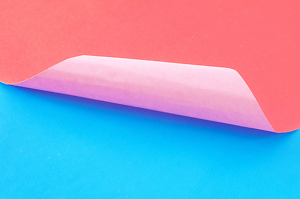 포토 JPG 해외이미지 백그라운드 사람없음 빨간색 파란색 하이앵글 색종이 넘기 카피스페이스 해외202004 해외포토 종이 뷰포인트 컬러 모션 공백 파일형식 이미지허브