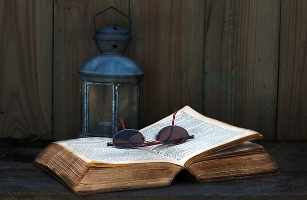포토 JPG 해외이미지 안경 텍스트 유리 탁자 사람없음 목재 책 빛 선글라스 금속 성경 수확 편지 옛날 해외202004 해외포토 나무 잡화 가구 농업 재료 종교용품 재질 파일형식 이미지허브