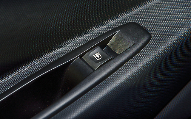 포토 JPG 해외이미지 디자인 창문 교통시설 자동차 새로움 실내 손잡이 사람없음 내부 전자제품 문 검은색 힘 장비 운전 판넬 운전사 고급 가죽 심볼 묘사 잠금 스위치 위로 계기판 자동 제어 해외202004 해외포토 직업 육상교통 컬러 교통 컨셉 모션 시설 보안 파일형식 이미지허브