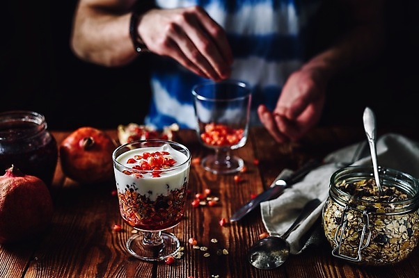 포토 JPG 해외이미지 손 유리병 디저트 잔 실내 요리 들기 신체부위 숟가락 나이프 잼 시리얼 석류 과일파르페 나무탁자 해외202004 해외포토 식기 음식 과일 모션 탁자 병_용기 수저 사람 내부 소스_음식 칼 파르페 파일형식 이미지허브