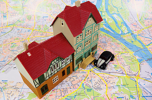 포토 JPG 해외이미지 모델 컨셉 지도 가족 자동차 주택 사람없음 장난감 세일 저축 도시 재산 땅 투자 커뮤니티 가치 서식지 리빙 주인 회계 보험 대출 빚 교외 부동산중개인 세금 진짜 소유 해외202004 해외포토 육상교통 비즈니스 관계 부동산 건물 금융 경제 중개인 파일형식 이미지허브