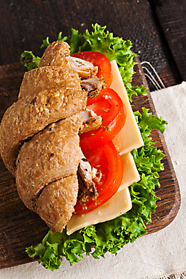 포토 JPG 해외이미지 토마토 채소 치즈 실내 사람없음 식탁보 크루아상 나무도마 나무배경 해외202004 크루아상샌드위치 해외포토 빵 백그라운드 유제품 도마 샌드위치 내부 목재 파일형식 이미지허브