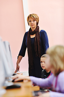 포토 JPG 해외이미지 여자 교육 남자 행복 어린이 의자 교실 학교 수업 함께함 사람 앉기 소년 여러명 성인 두명 친구 스터디 컴퓨터 교사 가르침 그룹 책상 해외202004 해외포토 직업 감정 가구 다수 컨셉 관계 모션 전자제품 학습 파일형식 이미지허브