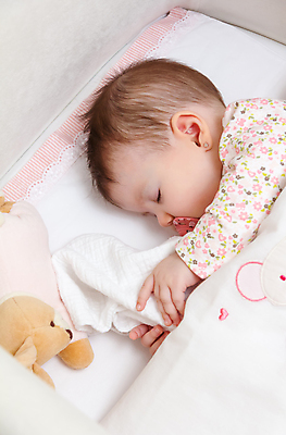 포토 JPG 해외이미지 백인 여자 얼굴 한명 상반신 옆모습 장난감 흰색 침대 아기 잡기 잠 담요 노리개젖꼭지 여자아기한명만 해외202004 해외포토 서양인 1 뷰포인트 컬러 가구 모션 사람 신체부위 아기용품 여자한명만 여자아기만 파일형식 이미지허브