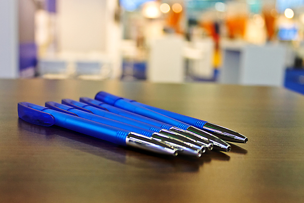 포토 JPG 해외이미지 교육 종이 가구 백그라운드 컨셉 비즈니스 통신 탁자 회의 직장 실내 사람없음 내부 건물 목재 파란색 사무실 연필 펜 갈색 쌓기 금속 다이어리 검은색 쪽지 방 장비 기록 업무 작업 그룹 메시지 전시회 심볼 책상 묘사 오브젝트 준비 문서 마케팅 해외202004 해외포토 나무 건축물 컬러 생활용품 회사 재료 모션 재질 학용품 필기구 사무용품 전시 파일형식 이미지허브