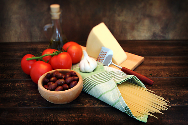 포토 JPG 해외이미지 전통 음식 백그라운드 다이어트 토마토 탁자 치즈 파스타 파슬리 마늘 스파게티 요리 사람없음 초록색 갈색 노란색 주방 식사 저녁식사 침묵 이탈리아 그룹 맛 밀 지중해 허브 묘사 준비 올리브 날것 레시피 후추 마카로니 해외202004 해외포토 식물 열매 유럽 바다 컬러 가구 컨셉 채소 유제품 곡류 서양음식 건강 소리 향신료 파스타면 파일형식 이미지허브