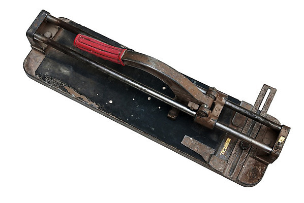 포토 JPG 해외이미지 손 산업 백그라운드 바닥 주택 손잡이 사람없음 흰색 공구 도자기 칼날 자르기 타일 측정 고립 옛날 조작 커터 해외202004 해외포토 컬러 모션 건물 신체부위 도구 파일형식 이미지허브