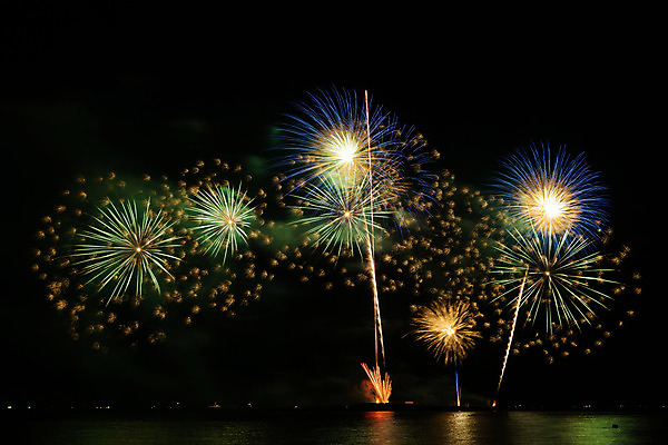 포토 JPG 해외이미지 기념일 행복 백그라운드 크리스마스 하늘 불 추상 휴가 새로움 폭죽 이벤트 사람없음 빨간색 빛 컬러풀 파티 축제 어둠 축하 야간 폭발 연도 광 카운트다운 해외202004 해외포토 자연요소 감정 컬러 컨셉 무늬 파일형식 이미지허브