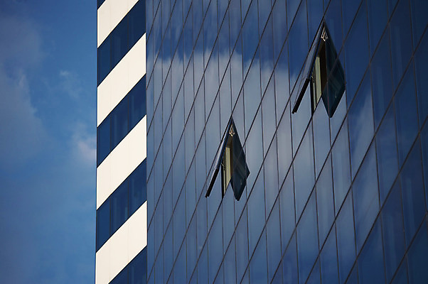 포토 JPG 해외이미지 구름 디자인 외관 비즈니스 건축양식 창문 유리 하늘 미래 새로움 아파트 프레임 사람없음 야외 건물 금융 파란색 사무실 태양 반사 탑 고층빌딩 장비 도시 업무 오픈 도심 은색 큼 땅 아래 기중기 장면 지역 철강 해외202004 해외포토 자연요소 건축물 건축 컬러 컨셉 재질 주택 빌딩 경제 작업 중장비 크기 방향 위치 파일형식 이미지허브