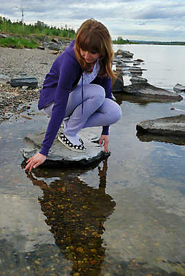 포토 JPG 해외이미지 구름 호수 한명 물 여름 금발 반사 바위 제비꽃 해외202004 해외포토 자연요소 1 헤어스타일 계절 꽃 사람 돌_바위 파일형식 이미지허브